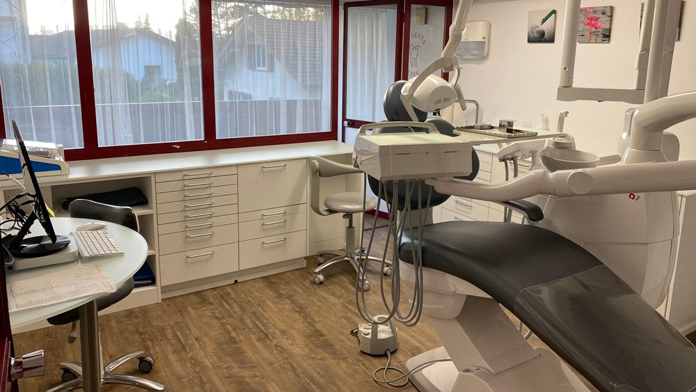 Behandlungszimmer Zahnarztpraxis Bösingen